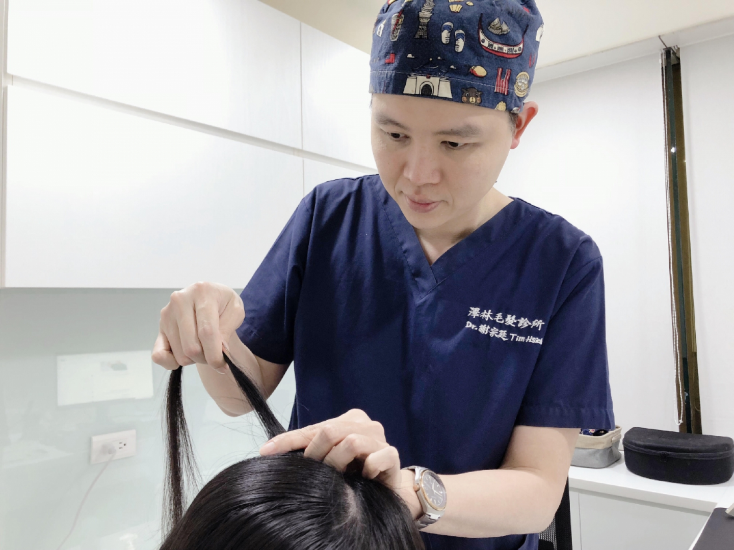 為了確定是否有異常落髮的情況,謝宗廷醫師進行頭髮拉扯試驗